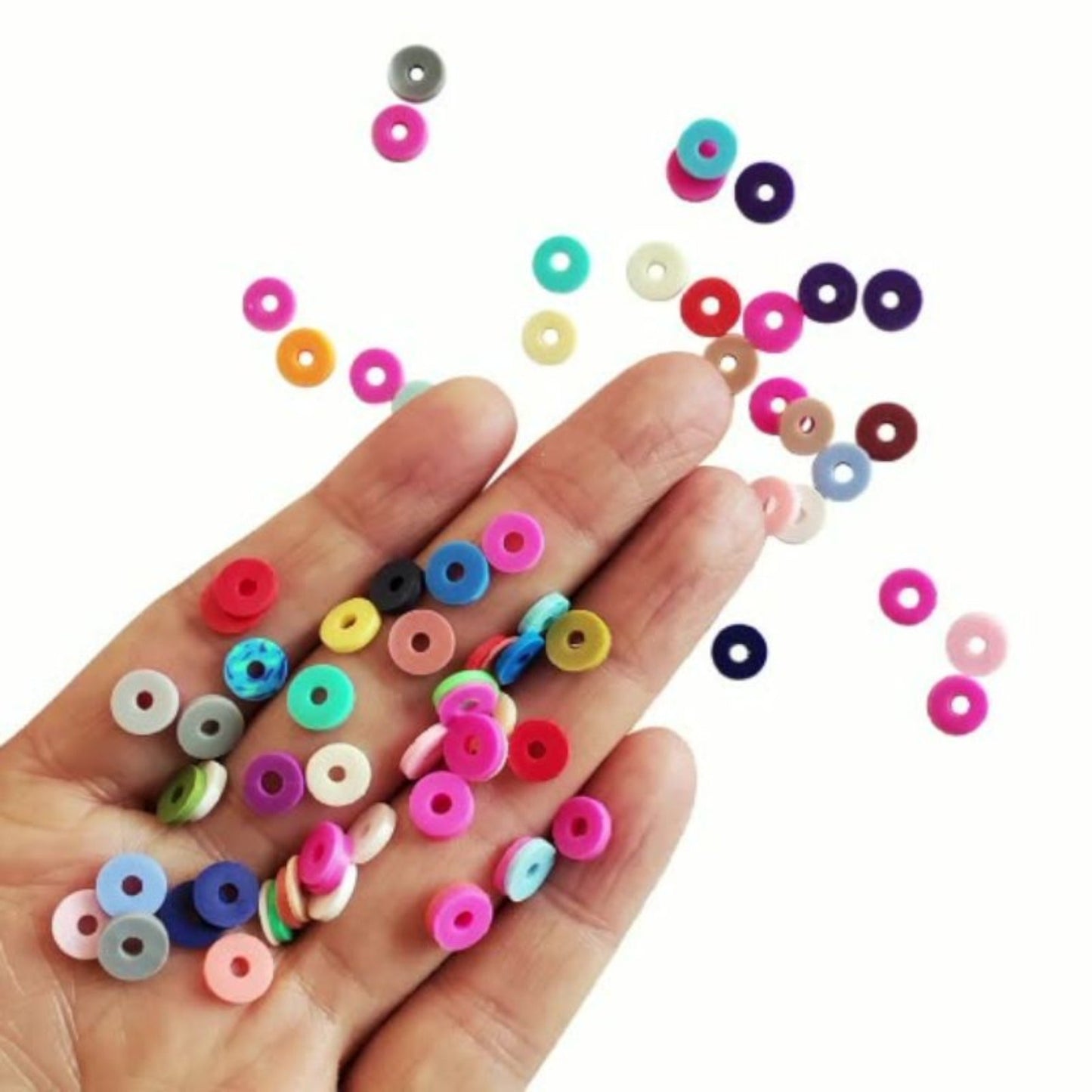 Kits de perles DIY pour fabriquer des bracelets et autres bijoux.