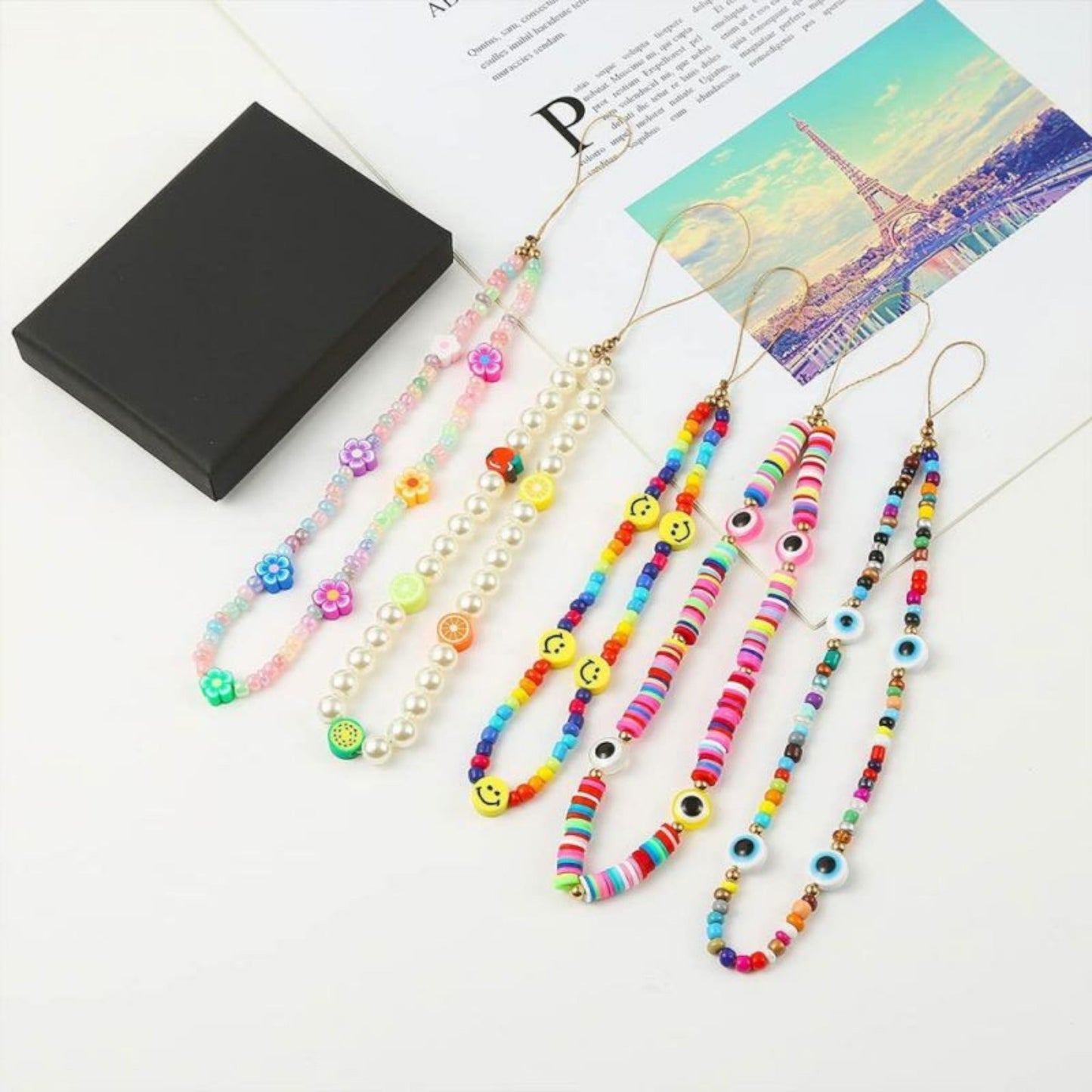 Kits de perles DIY pour fabriquer des bracelets et autres bijoux.