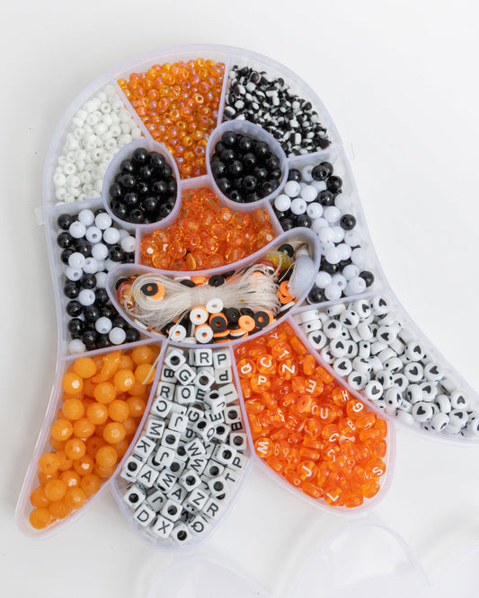 Boîte à perles à faire soi-même avec lettres orange et noires et fantômes d'Halloween